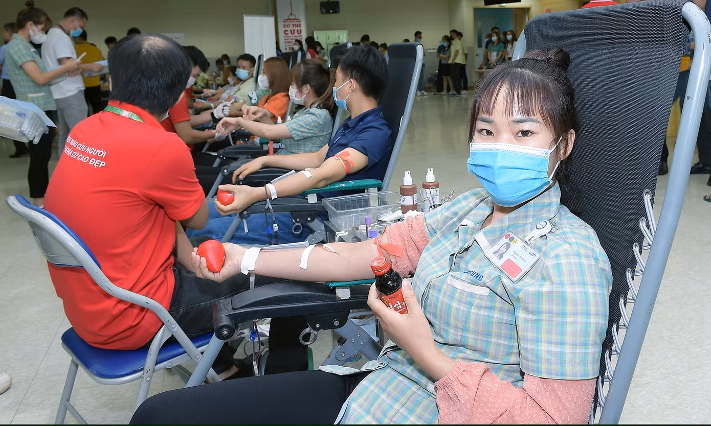 Chị Nguyễn Thị Miên hiến máu tại chương trình. Ảnh: Xuân Tùng Chị Nguyễn Thị Miên hiến máu tại chương trình. Ảnh: Xuân Tùng