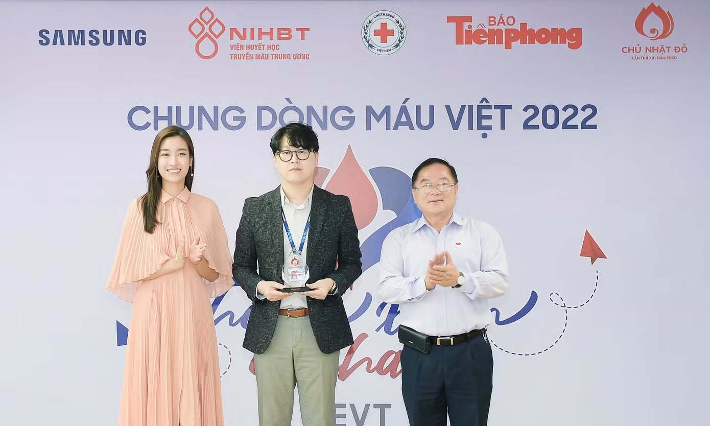 Nhà báo Lê Xuân Sơn và Hoa hậu Việt Nam Đỗ Mỹ Linh tặng kỷ niệm chương Chủ nhật Đỏ tới ông Lee Seung Ho. Ảnh: Xuân Tùng Nhà báo Lê Xuân Sơn và Hoa hậu Việt Nam Đỗ Mỹ Linh tặng kỷ niệm chương Chủ nhật Đỏ tới ông Lee Seung Ho. Ảnh: Xuân Tùng
