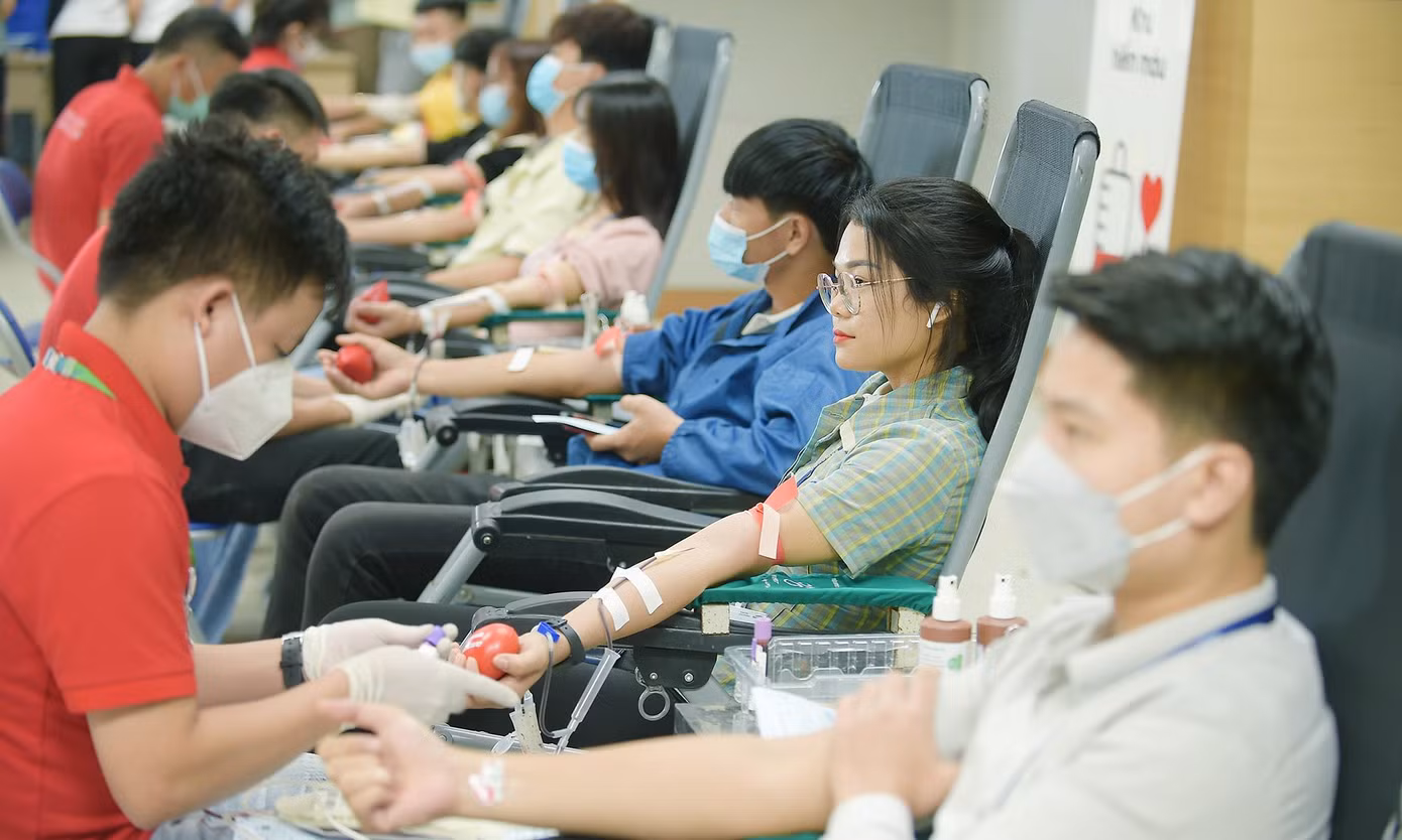 Đông đảo cán bộ, nhân viên tham gia hiến máu tại chương trình. Ảnh: Xuân Tùng Đông đảo cán bộ, nhân viên tham gia hiến máu tại chương trình. Ảnh: Xuân Tùng