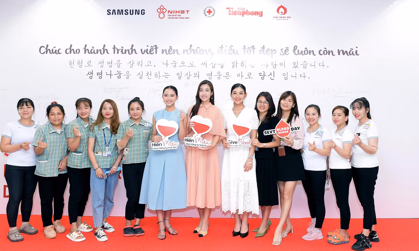 Nhân viên Samsung chụp ảnh cùng với hoa hậu và người đẹp cuộc thi Hoa hậu Việt Nam. Ảnh: Xuân Tùng Nhân viên Samsung chụp ảnh cùng với hoa hậu và người đẹp cuộc thi Hoa hậu Việt Nam. Ảnh: Xuân Tùng