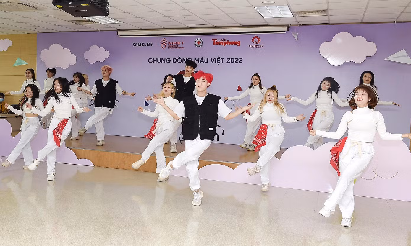 Tiết mục văn nghệ mở màn chương trình hiến máu tình nguyện "Chung dòng máu Việt 2022" hưởng ứng Chủ nhật Đỏ 2022. Ảnh: Xuân Tùng Tiết mục văn nghệ mở màn chương trình hiến máu tình nguyện "Chung dòng máu Việt 2022" hưởng ứng Chủ nhật Đỏ 2022. Ảnh: Xuân Tùng