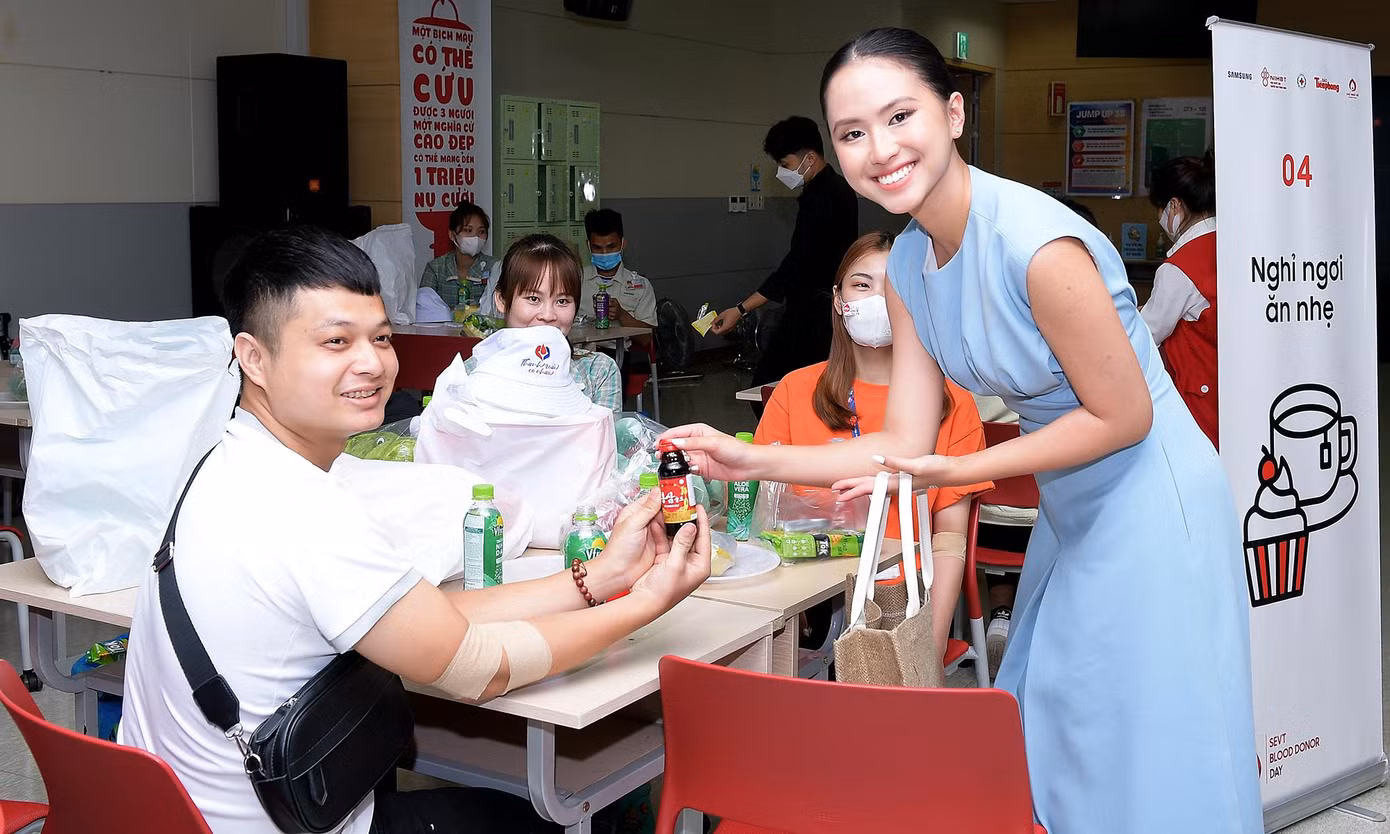 Người đẹp Phù Bảo Nghi thăm hỏi, tặng quà lưu niệm người tham gia hiến máu tại chương trình. Ảnh: Xuân Tùng Người đẹp Phù Bảo Nghi thăm hỏi, tặng quà lưu niệm người tham gia hiến máu tại chương trình. Ảnh: Xuân Tùng