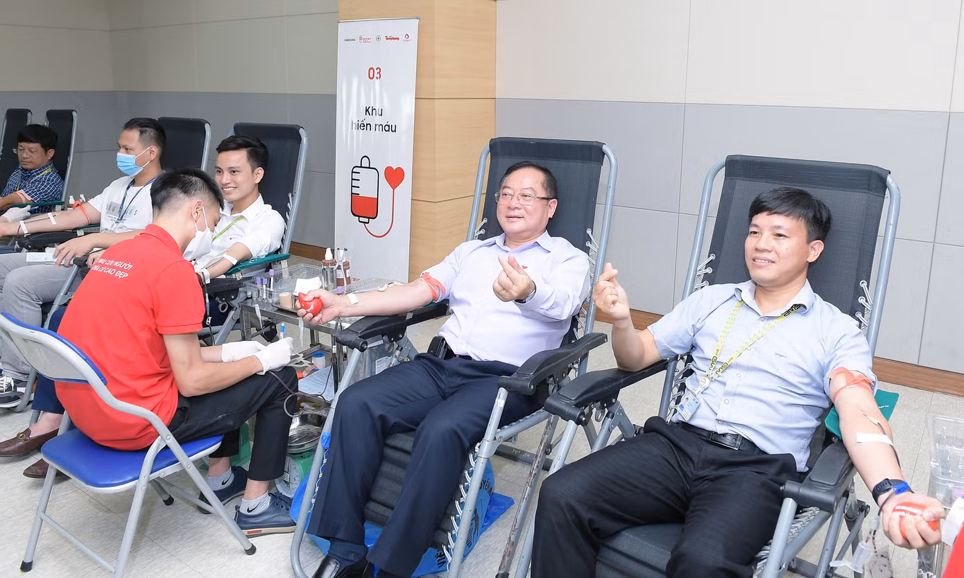 Chủ tịch Công đoàn nhà máy SEVT Lê Văn Thăng (ngoài cùng bên phải), nhà báo Lê Xuân Sơn, và các nhân viên Samsung hiến máu tại chương trình. Ảnh: Xuân Tùng Chủ tịch Công đoàn nhà máy SEVT Lê Văn Thăng (ngoài cùng bên phải), nhà báo Lê Xuân Sơn, và các nhân viên Samsung hiến máu tại chương trình. Ảnh: Xuân Tùng