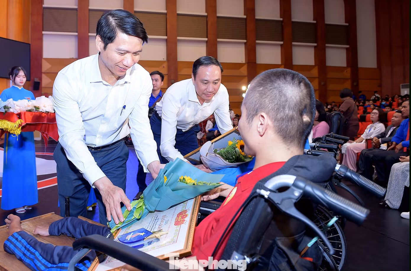 Ông Phùng Khánh Tài và anh Nguyễn Ngọc Lương trao khen thưởng cho các gương thanh niên khuyết tật "Tỏa sáng nghị lực Việt" năm 2022. Ảnh: Xuân Tùng