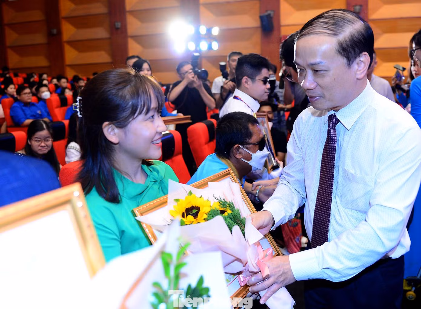 Ông Phạm Tất Thắng trao khen thưởng cho các gương thanh niên khuyết tật "Tỏa sáng nghị lực Việt" năm 2022. Ảnh: Dương Triều