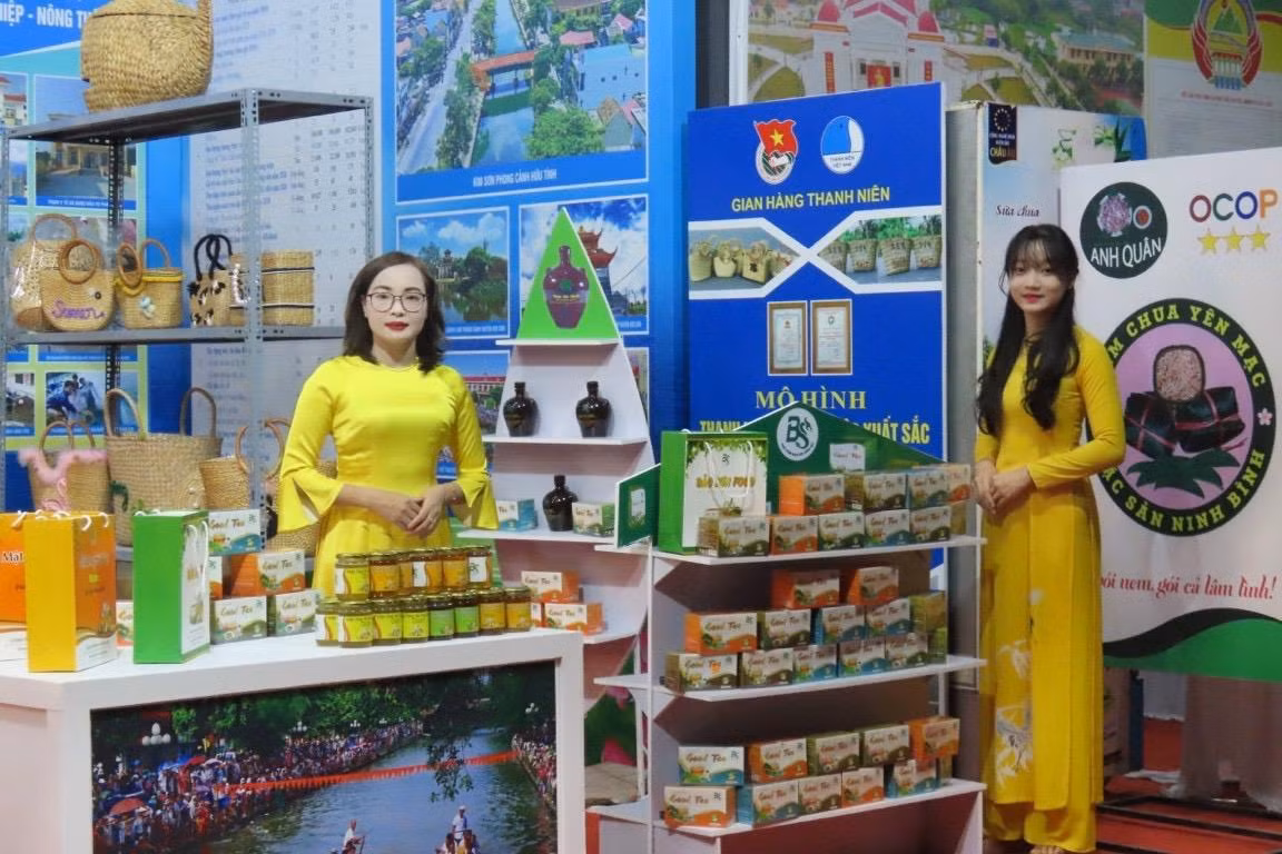 Chị Nguyễn Thị Lành (bên trái ảnh) bên gian hàng tại hội chợ thanh niên. Ảnh: NVCC