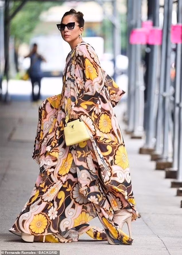 Cùng ngày, Lady Gaga được nhìn thấy bên ngoài nơi tổ chức sự kiện Highline Stages ở New York, Mỹ. Cô diện bộ đầm maxi dáng quá khổ họa tiết hoa theo phong cách thập niên 1960 của Richard Quinn. Cô mang giày màu nude cao 25 cm, túi xách màu vàng của Louis Vuitton. Dân mạng còn so sánh bộ cánh của Lady Gaga với những chiếc rèm hoa những năm 1970.