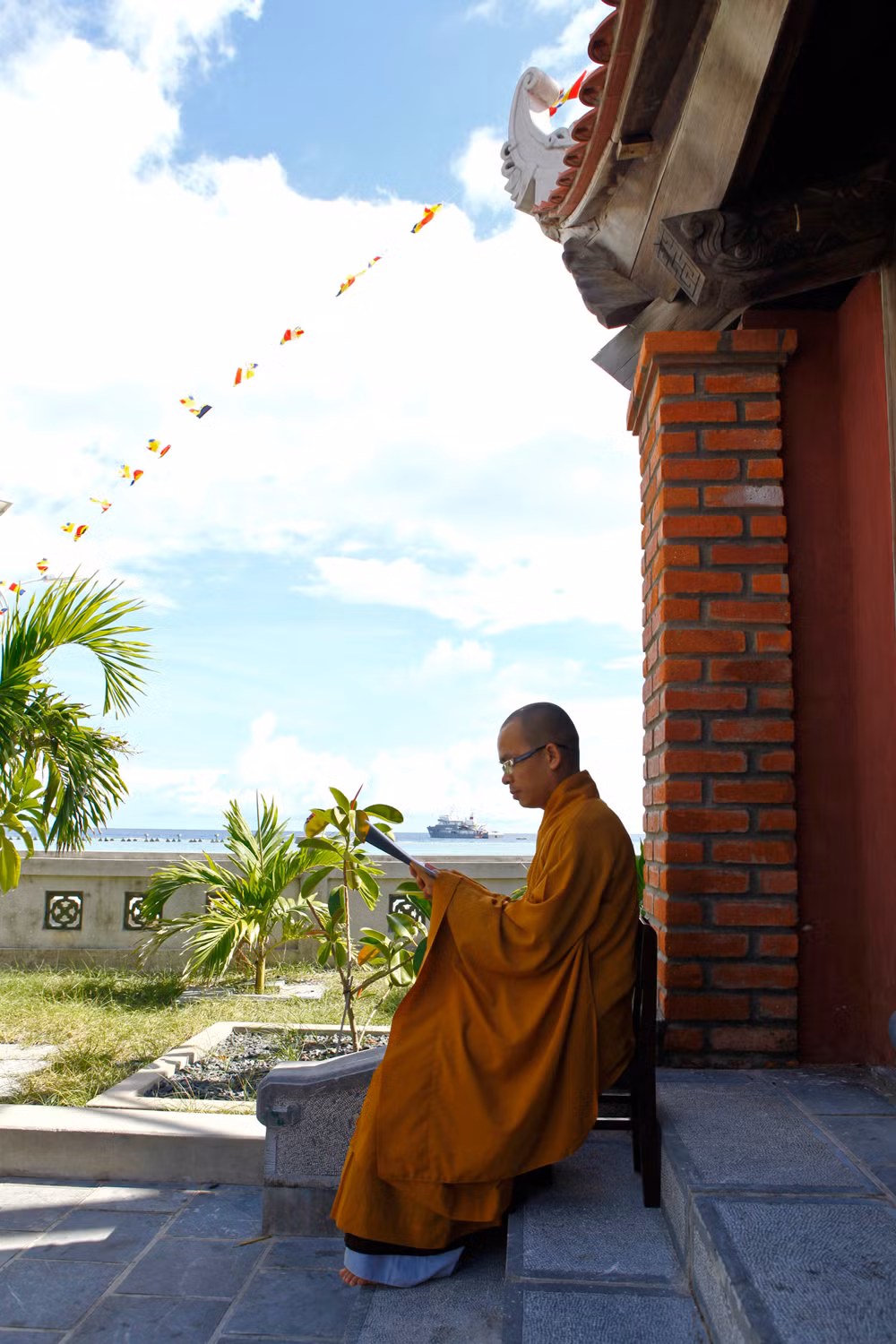 Trong đoàn công tác lần này còn có các Đại đức và Sư bác đến từ giáo hội phật giáo tỉnh Nam Định, các nhà sư tham gia lễ hô thần nhập tượng và khánh thành tượng đài Quốc công tiết chế Hưng đạo đại vương Trần Quốc Tuấn trên đảo Song Tử Tây FSDFD