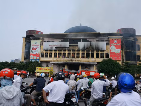Trung tâm thương mại bị lửa tấn công nhiều giờ