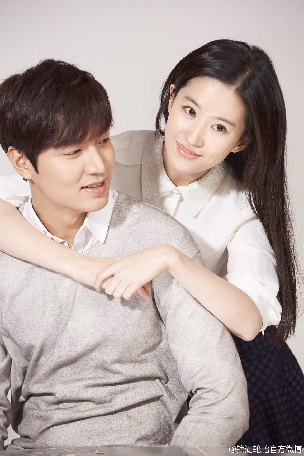 Bộ ảnh của hai ngôi sao đình đám showbiz Hàn – Trung là Lee Min Ho và Lưu Diệc Phi bất ngờ được một fanpage chia sẻ trở và nhận được sự quan tâm của cộng đồng mạng.