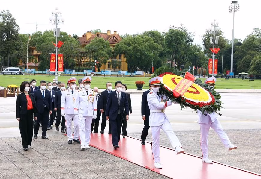 Thủ tướng Nhật Bản Kishida Fumio cùng đoàn đại biểu vào Lăng viếng Chủ tịch Hồ Chí Minh. (Ảnh: Phạm Kiên/TTXVN)