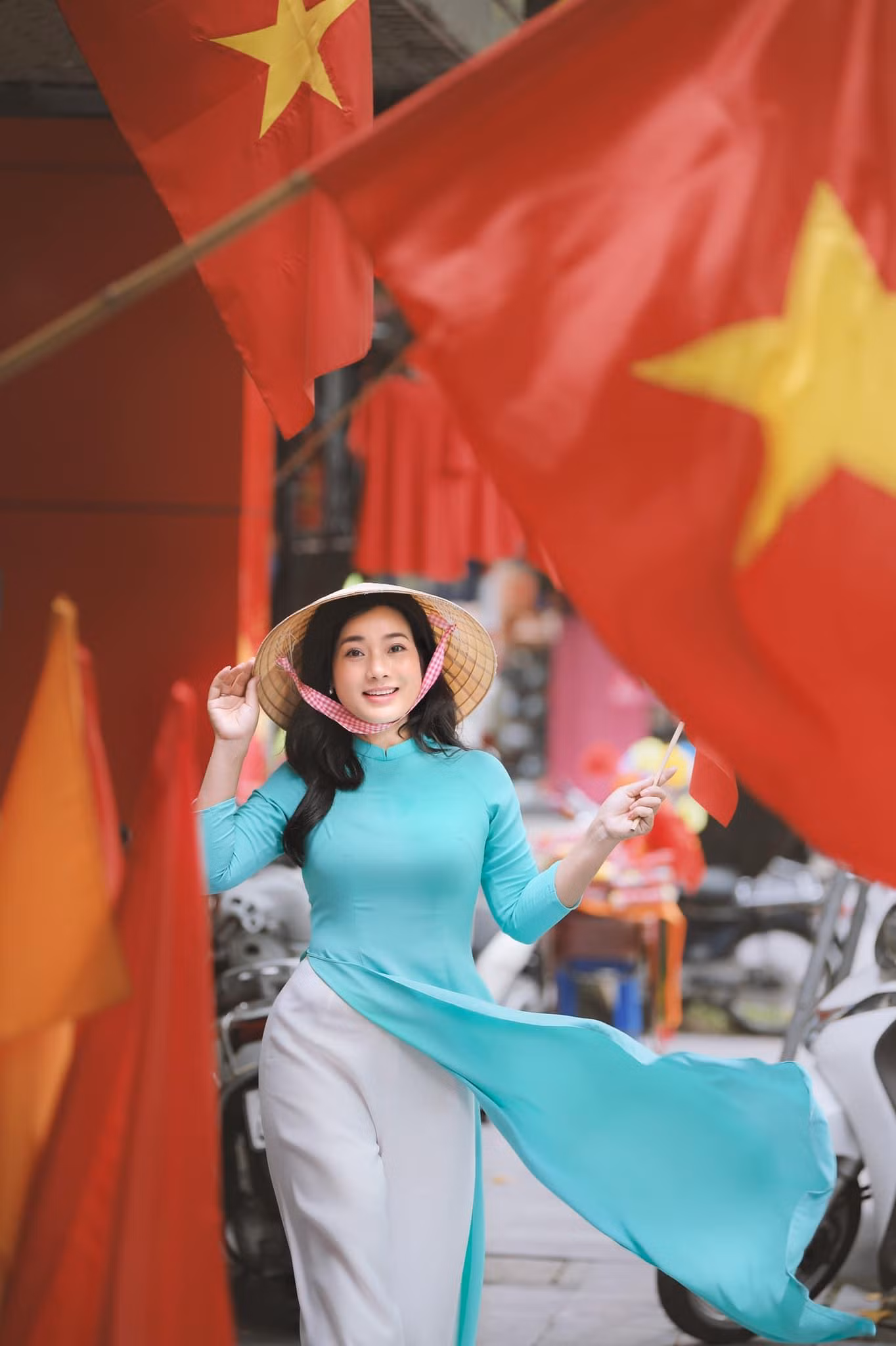 Diễn viên Đàm Hằng hân hoan chào mừng ngày Quốc khánh 2/9 bằng bộ ảnh mới.