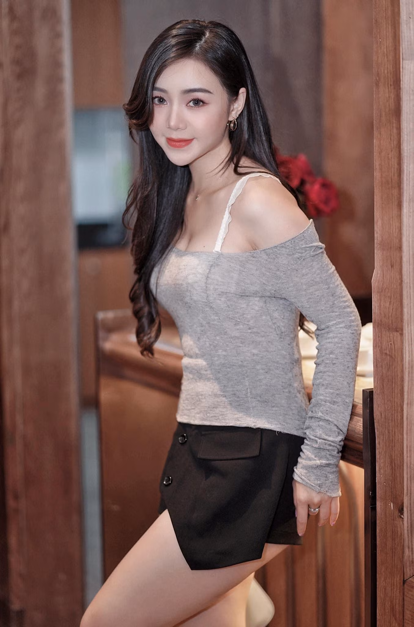 Nữ diễn viên sinh năm 1995 ngày càng thăng hạng nhan sắc. Dưới phần bình luận, nhiều khán giả để lại bình luận khen ngợi dung mạo ngọt ngào, nhẹ nhàng của Quỳnh Kool.
