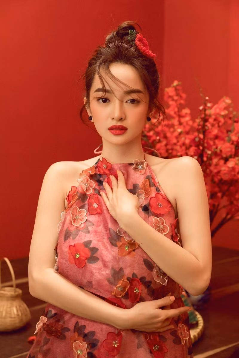 Sau khi hút mỡ vòng 1, người đẹp càng trở nên thu hút, quyến rũ hơn.