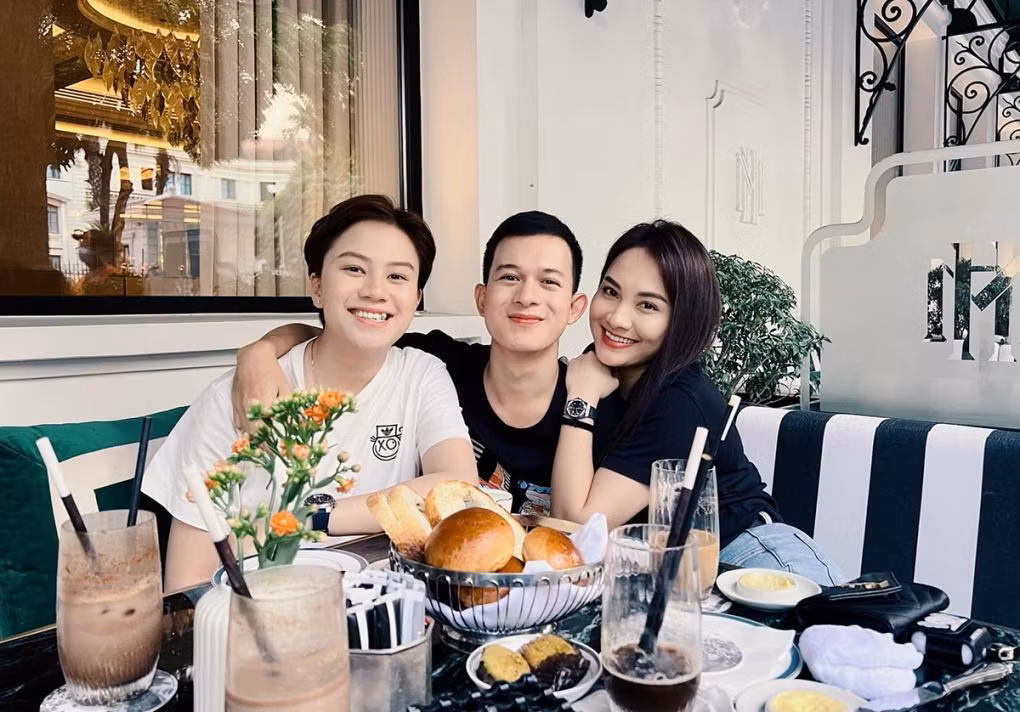 Bảo Hân, Quang Anh, Bảo Thanh café tán gẫu đón tiết trời thu Hà Nội.