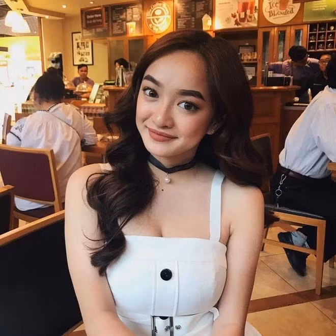 Kaity vẫn trung thành với hình tượng trưởng thành, sang chảnh.