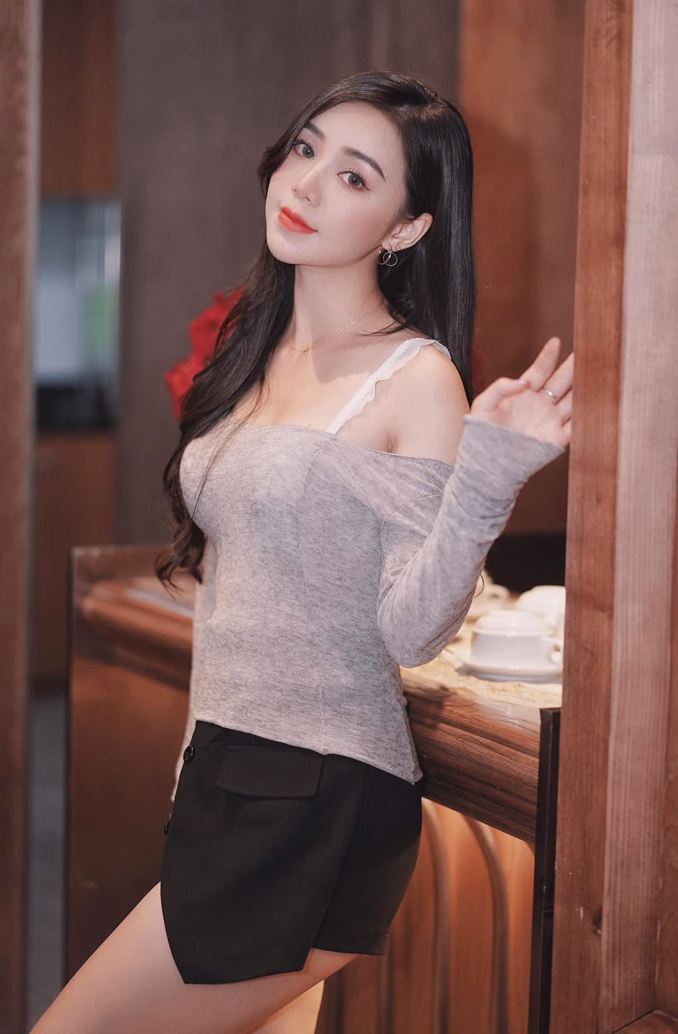 Sau khi có vai diễn ngắn trong bộ phim Anh có phải đàn ông không? đóng cặp cùng Nhan Phúc Vinh, Quỳnh Kool thường xuyên chia sẻ những bộ hình mới theo nhiều phong cách khác nhau của mình.