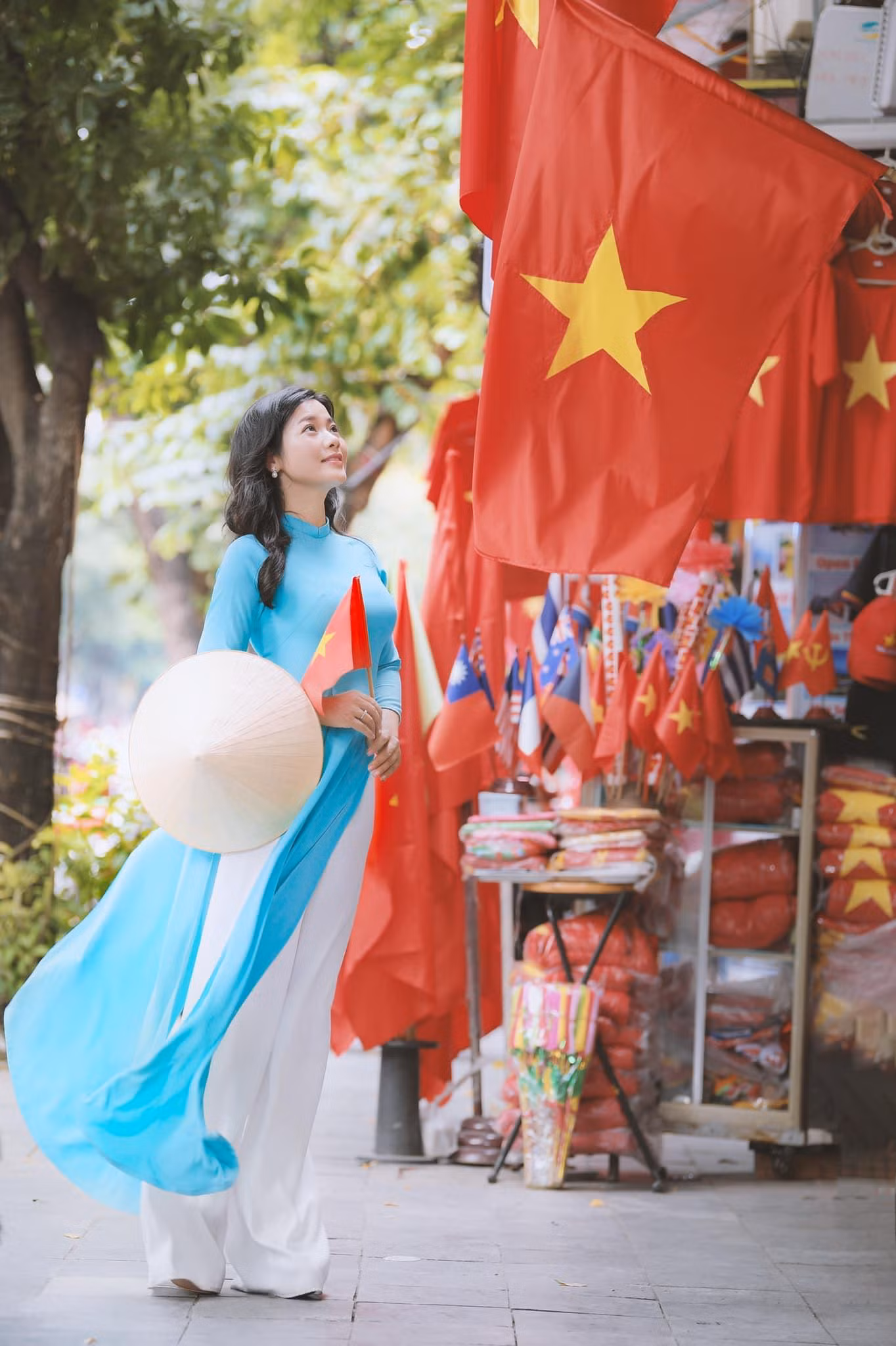 Chị Hoa của Lối về miền hoa đằm thắm, duyên dáng trong tà áo dài đón ngày “Tết Độc lập”.