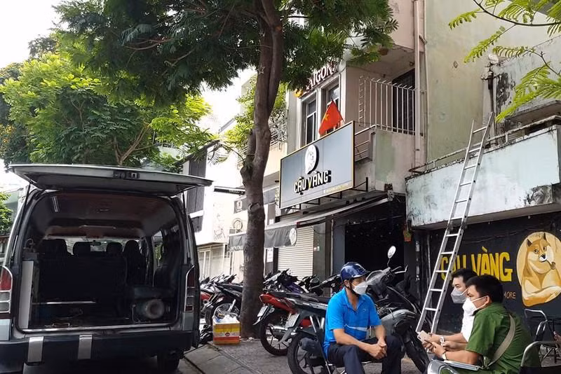 Công an có mặt khám nghiệm hiện trường, điều tra vụ việc. Ảnh: NT Công an có mặt khám nghiệm hiện trường, điều tra vụ việc. Ảnh: NT
