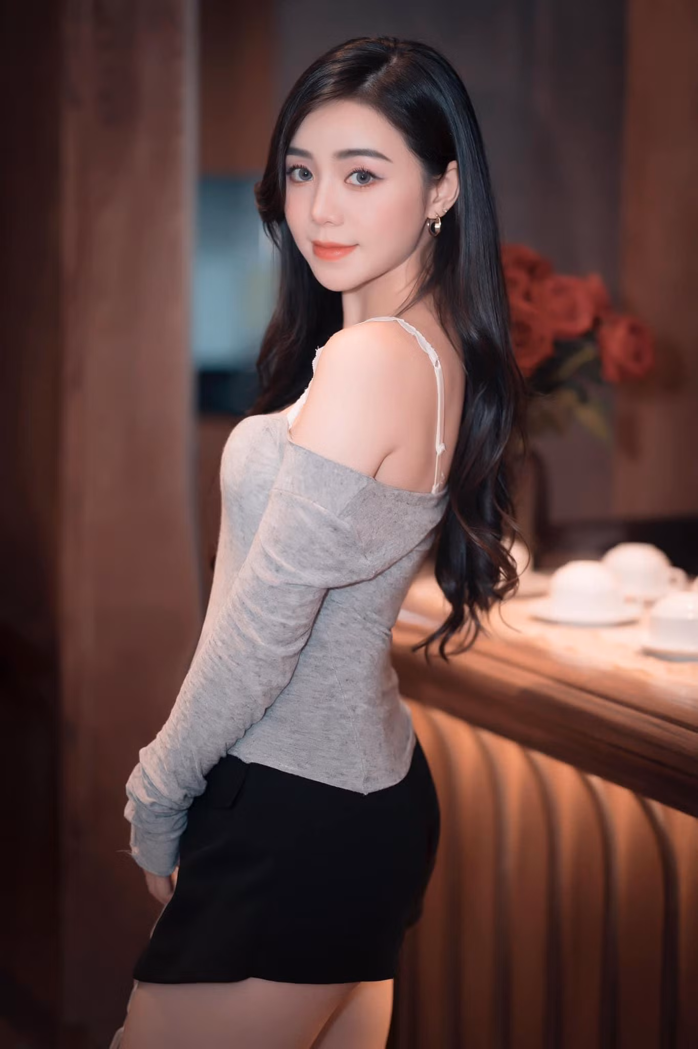 Dù thế, nhiều cư dân mạng tinh ý phát hiện diễn viên sử dụng photoshop để “ăn gian” vóc dáng, bởi góc tường và cạnh bàn lúc cong lúc thẳng hết sức thiếu tự nhiên.