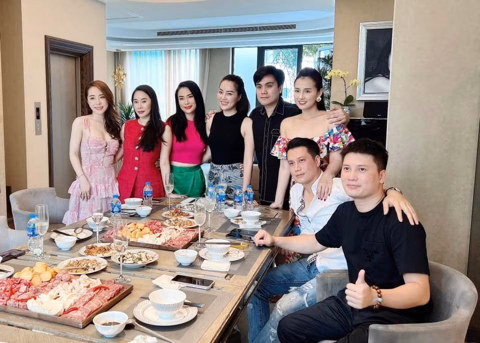 Lã Thanh Huyền bắt đầu chuỗi ngày nghỉ lễ bằng buổi tiệc nhỏ bên cạnh hội bạn thân.