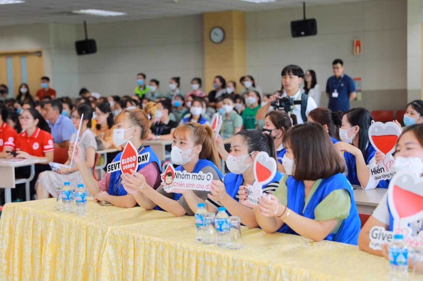 Đông đảo cán bộ và nhân viên Samsung Electronics Việt Nam - Thái Nguyên sôi nổi và hào hứng tham gia chương trình hiến máu hưởng ứng Chủ nhật Đỏ lần thứ XIV năm 2022. Đông đảo cán bộ và nhân viên Samsung Electronics Việt Nam - Thái Nguyên sôi nổi và hào hứng tham gia chương trình hiến máu hưởng ứng Chủ nhật Đỏ lần thứ XIV năm 2022.