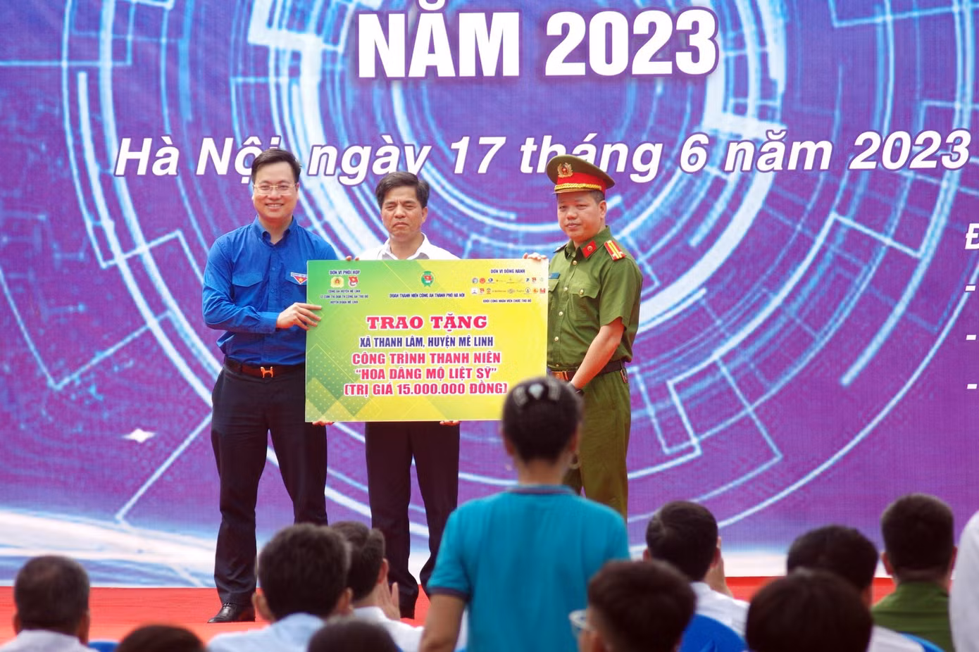 Những phần quà, công trình ý nghĩa được trao tại lễ ra quân Chiến dịch "Kỳ nghỉ hồng" và "Hành quân xanh" Những phần quà, công trình ý nghĩa được trao tại lễ ra quân Chiến dịch "Kỳ nghỉ hồng" và "Hành quân xanh"