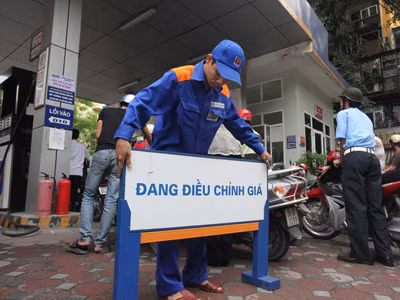 Điều chỉnh giá xăng ngày 13-8 tại Hà Nội. Ảnh: Xuân Phú. Điều chỉnh giá xăng ngày 13-8 tại Hà Nội. Ảnh: Xuân Phú
