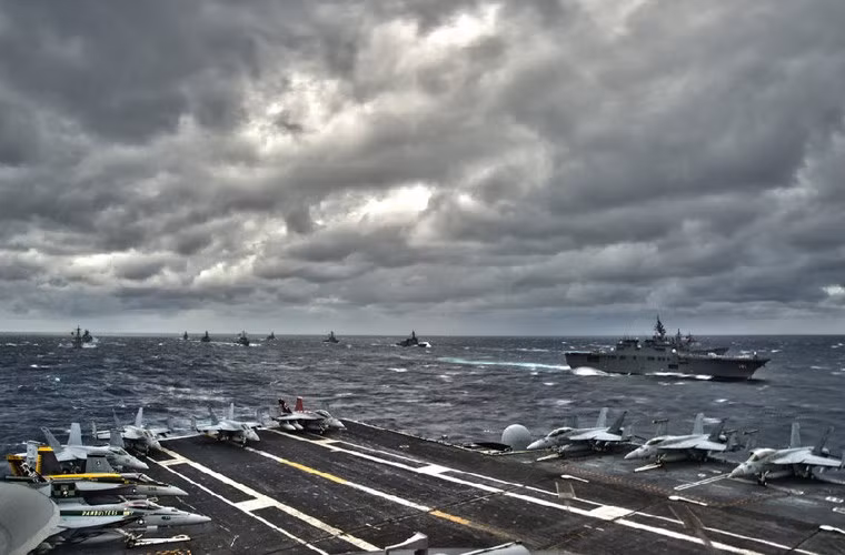 Tàu sân bay Washington đã xếp toàn bộ đội hình tiêm kích hạm F/A-18E/F, máy bay cảnh báo sớm lên boong biểu dương sức mạnh hải quân