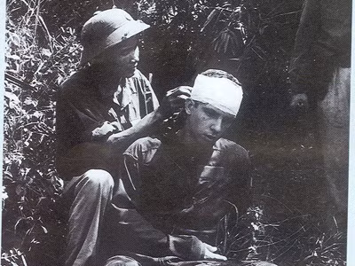 Một bức ảnh khá kỳ lạ: Viên phi công Mỹ bị bắt ở Quảng Bình, đang được chăm sóc (Ảnh tư liệu của ông La Văn Sàng - Bộ tham mưu Quân chủng PKKQ)