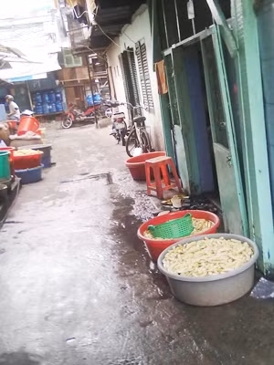 Mứt được làm thủ công để ngay ngoài con hẻm (ảnh chụp tại một cơ sở làm mứt khu cư xá Hỏa Xa, quận 3, TPHCM) Ảnh: Nguyễn Hiền