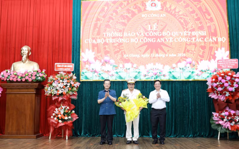 Ông Lê Hồng Quang, Bí thư Tỉnh ủy An Giang và ông Hồ Văn Mừng, Chủ tịch UBND tỉnh tặng hoa chúc mừng Đại tá Lâm Phước Nguyên.
