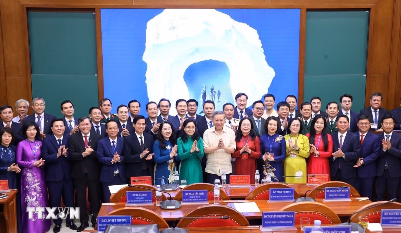 Tổng Bí thư Tô Lâm với các học viên Lớp Bồi dưỡng, cập nhật kiến thức, kỹ năng đối với cán bộ quy hoạch Ủy viên Ban Chấp hành Trung ương Đảng khóa XIV (Lớp thứ tư). (Ảnh: Văn Điệp/TTXVN)
