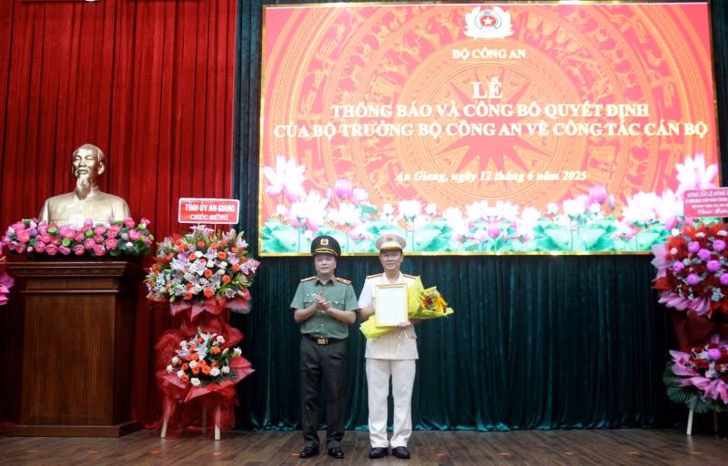 Thứ trưởng Bộ Công an Đặng Hồng Đức trao quyết định của Bộ trưởng Bộ Công an về việc giao phụ trách Công an tỉnh An Giang đối với Đại tá Lê Phú Thạnh.