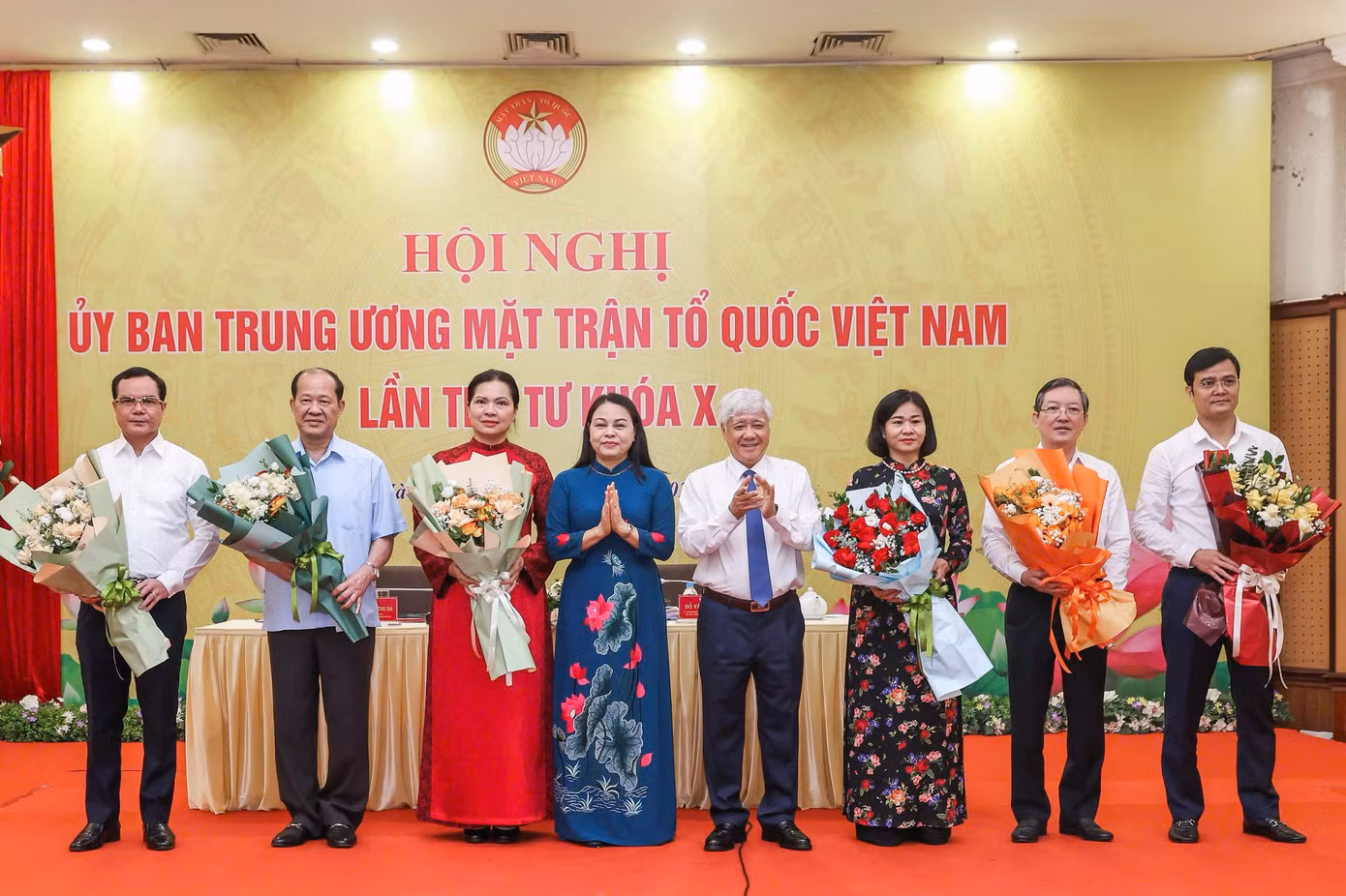 Chủ tịch Uỷ ban Trung ương MTTQ Việt Nam Đỗ Văn Chiến và Phó Chủ tịch - Tổng Thư ký Uỷ ban Trung ương MTTQ Việt Nam Nguyễn Thị Thu Hà tặng hoa chúc mừng 6 đồng chí được hiệp thương cử giữ chức Phó Chủ tịch Uỷ ban Trung ương MTTQ Việt Nam. Ảnh: QV. Chủ tịch Uỷ ban Trung ương MTTQ Việt Nam Đỗ Văn Chiến và Phó Chủ tịch - Tổng Thư ký Uỷ ban Trung ương MTTQ Việt Nam Nguyễn Thị Thu Hà tặng hoa chúc mừng 6 đồng chí được hiệp thương cử giữ chức Phó Chủ tịch Uỷ ban Trung ương MTTQ Việt Nam. Ảnh: QV.