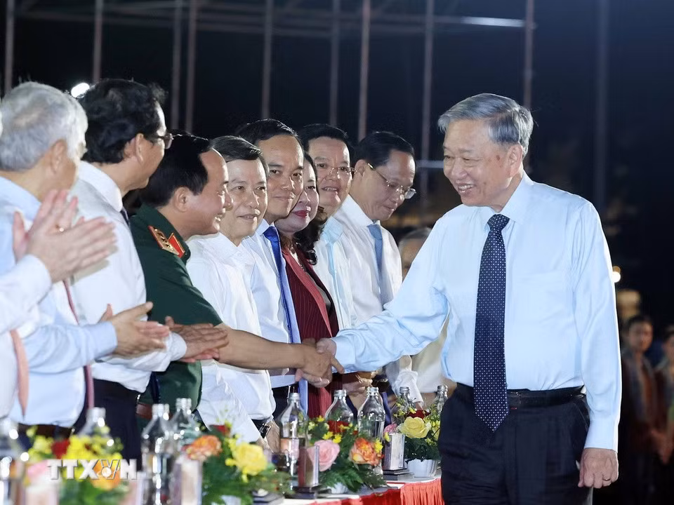Tổng Bí thư Tô Lâm với các đại biểu tại chương trình. Ảnh: TTXVN Tổng Bí thư Tô Lâm với các đại biểu tại chương trình. Ảnh: TTXVN