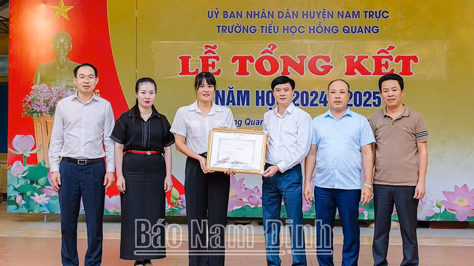 Giám đốc Sở Giáo dục và Đào tạo Nam Định Nguyễn Xuân Hồng trao Giấy khen cho cô giáo Nguyễn Thị Mai. Giám đốc Sở Giáo dục và Đào tạo Nam Định Nguyễn Xuân Hồng trao Giấy khen cho cô giáo Nguyễn Thị Mai.