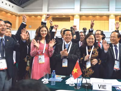 Đoàn đại biểu Việt Nam ăn mừng dành quyền đăng cai Asian Games 2019. Ảnh: Quang Thắng