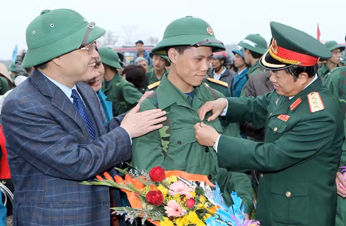 Thượng tướng Đỗ Bá Tỵ - Tổng Tham mưu trưởng Quân đội nhân dân Việt Nam và đồng chí Nguyễn Văn Cường – Bí thư Tỉnh ủy Hưng Yên chỉnh lại trang phục và động viên tân binh