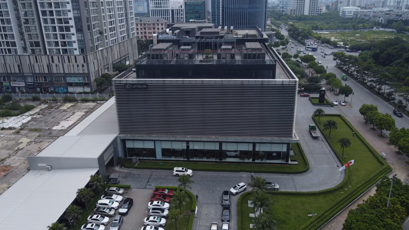 Ngay cạnh ô đất Dự án Nam Đàn Plaza là dự án xây dựng Trung tâm giới thiệu sản phẩm ngành nghề truyền thống dịch vụ và kinh tế tổng hợp HTX xã Mỹ Đình. Liên quan dự án này, UBND TP Hà Nội cho biết, ngày 07/2/2024, Sở Tài nguyên và Môi trường có văn bản số 1051, đề xuất UBND TP có văn bản báo cáo đề xuất Chính phủ giao Liên minh HTX Việt Nam có trách nhiệm phối hợp với Công ty cổ phần Lexus Thăng Long đề xuất đưa phương án xử lý phần tài sản trên đất (xác lập giá trị tài sản).