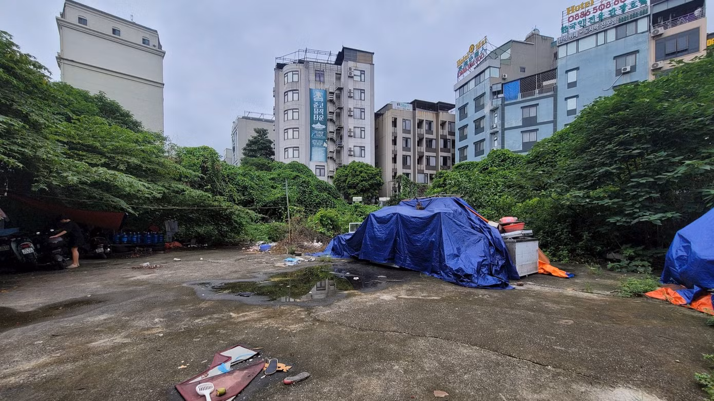 Mới đây, Sở Kế hoạch và Đầu tư TP Hà Nội có văn bản về việc xử lý việc chậm triển khai Dự án đầu tư xây dựng Tòa nhà hỗn hợp dịch vụ thương mại và căn hộ CC3 - Mỹ Đình. Theo đó, thực hiện chỉ đạo của UBND TP Hà Nội, Sở Kế hoạch và Đầu tư đã rà soát, đến ngày 23/11/2023 có báo cáo UBND TP về việc chấm dứt hoạt động dự án, trong đó đề xuất UBND TP chỉ đạo Thanh tra Thành phố khẩn trương hoàn thành việc thanh tra việc chấp hành pháp luật tại ô đất CC3 thuộc Khu đô thị mới Mỹ Đình - Mễ Trì theo nội dung UBND TP đã chỉ đạo năm 2018. Hiện Thanh tra Thành phố, Sở Kế hoạch và Đầu tư đang tiếp tục triển khai thực hiện chỉ đạo của lãnh đạo UBND TP.