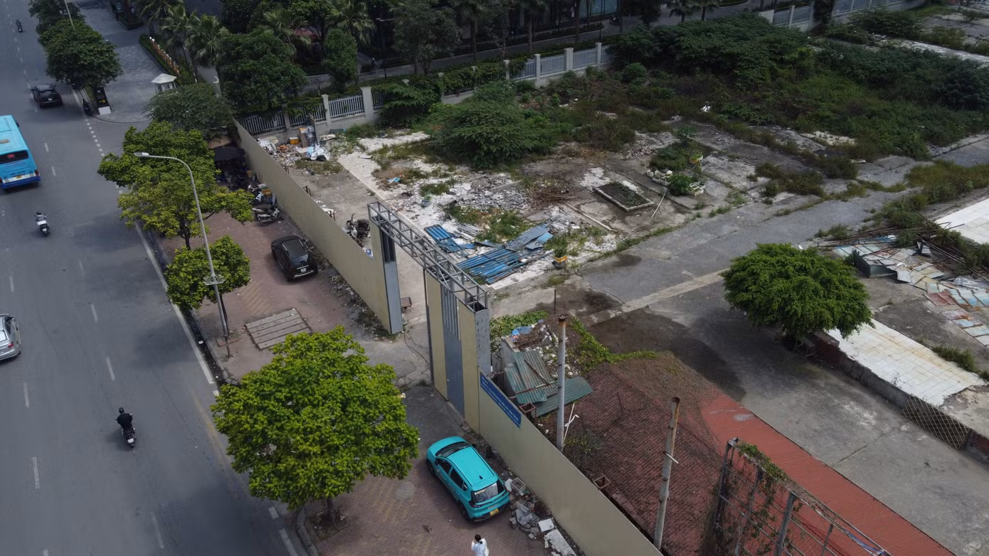 Liên quan dự án Nam Đàn Plaza, trước đó ông chủ sở hữu dự án này lần lượt vướng vào vòng lao lý. Trong đó, ông Lê Hòa Bình, Chủ tịch HĐQT Công ty 1/5, một cổ đông lớn của dự án Nam Đàn Plaza này bị bắt trong vụ lừa bán khống đất dự án Thanh Hà-Cienco5.