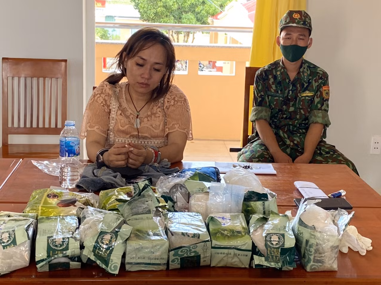 Mang hơn 30kg ma túy đi thuyền từ Campuchia về Việt Nam thì bị bắt ảnh 3