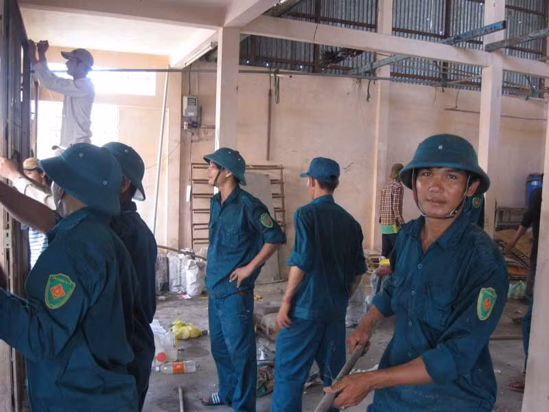 Lực lượng chức năng giúp bà con tháo dỡ nhà