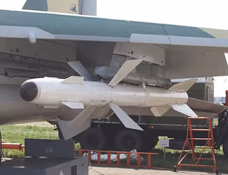 Tên lửa không đối không tầm trung R-27 có tầm bắn 70-80km, trang bị đầu tự dẫn radar bán chủ động hoặc đầu tự dẫn hồng ngoại