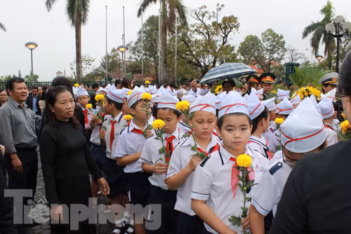 Các em học sinh trường Phù Đổng xếp hàng vào viếng. Các em học sinh trường Phù Đổng xếp hàng vào viếng