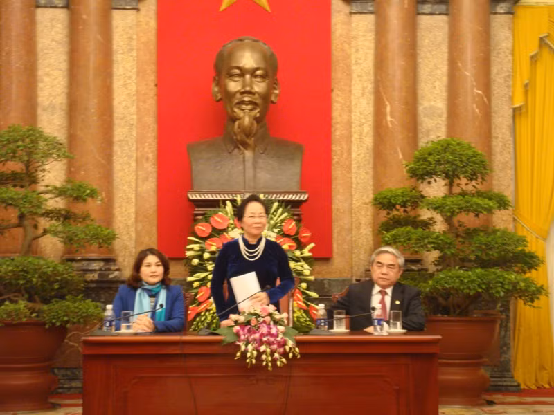 Phó Chủ tịch nước Nguyễn Thị Doan trao đổi với các tài năng trẻ trong lĩnh vực khoa học công nghệ. Ảnh Bảo Linh