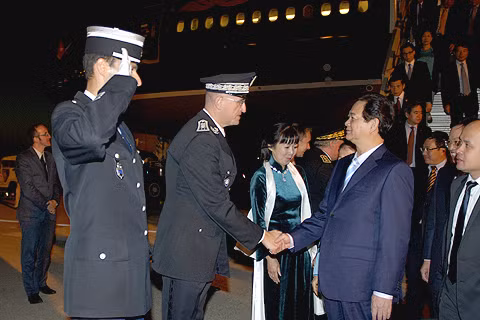 Lãnh đạo Vụ Lễ tân, Bộ Ngoại giao Pháp, đón Thủ tướng và Phu nhân, cùng đoàn cấp cao Việt Nam. Ảnh: VGP/Nhật Bắc