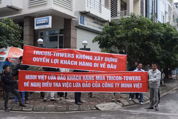 Hàng trăm khách hàng đã căng băng rôn đòi nợ tại trụ sở CÔng ty Minh Việt