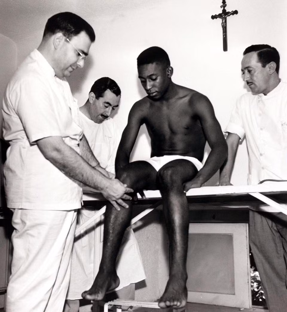 Chấn thương khiến Pele bỏ lỡ 2 trận đầu tiên của Brazil Chấn thương khiến Pele bỏ lỡ 2 trận đầu tiên của Brazil
